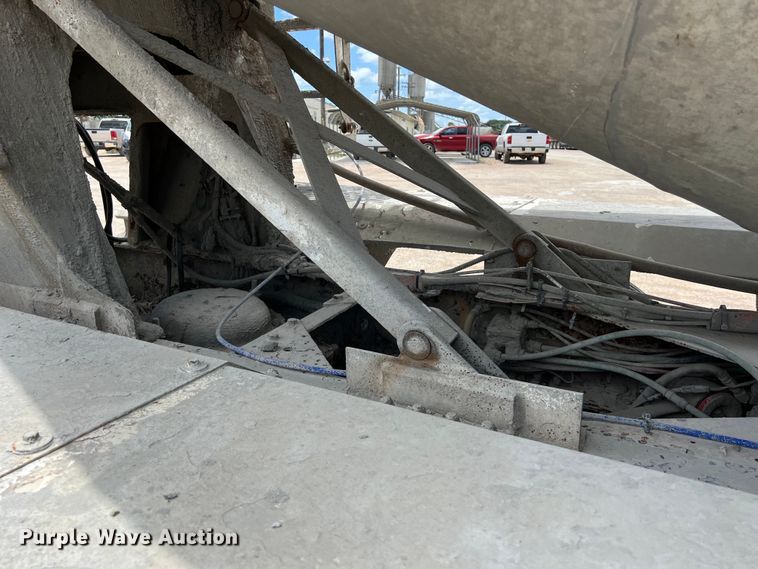 image for item LU9955 2003 International  5600i ready mix truck