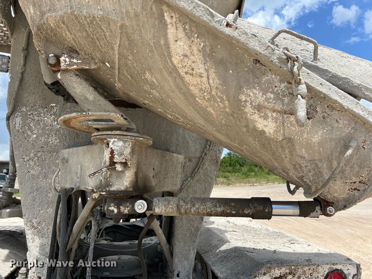 image for item LU9955 2003 International  5600i ready mix truck