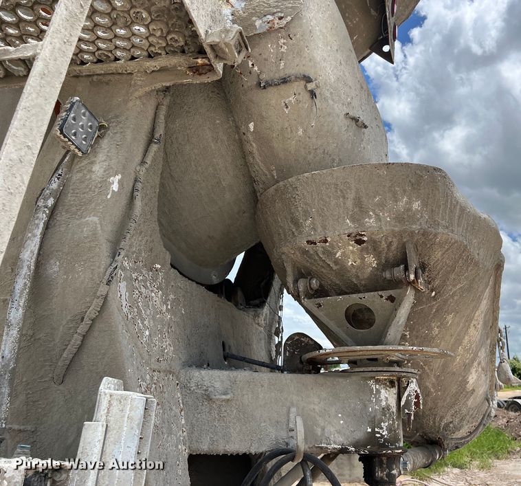 image for item LU9955 2003 International  5600i ready mix truck