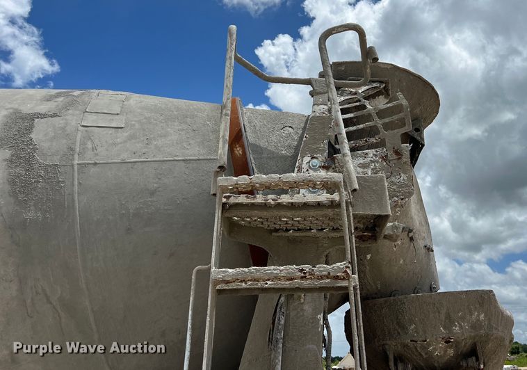 image for item LU9955 2003 International  5600i ready mix truck