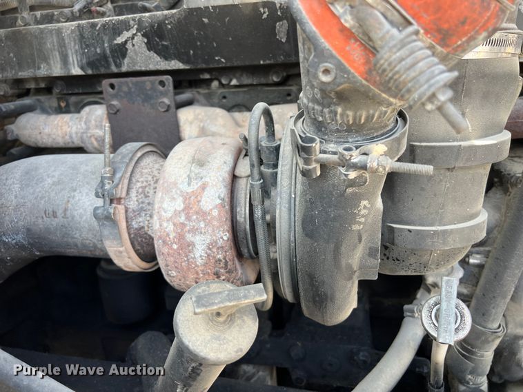 image for item LU9955 2003 International  5600i ready mix truck