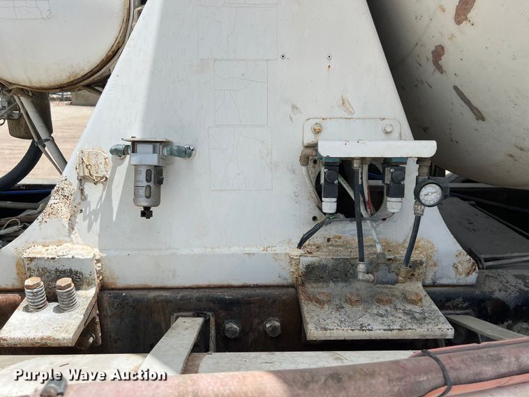 image for item LU9955 2003 International  5600i ready mix truck