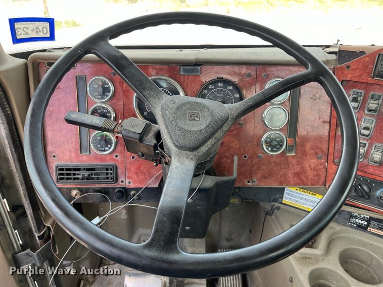 image for item LU9955 2003 International  5600i ready mix truck