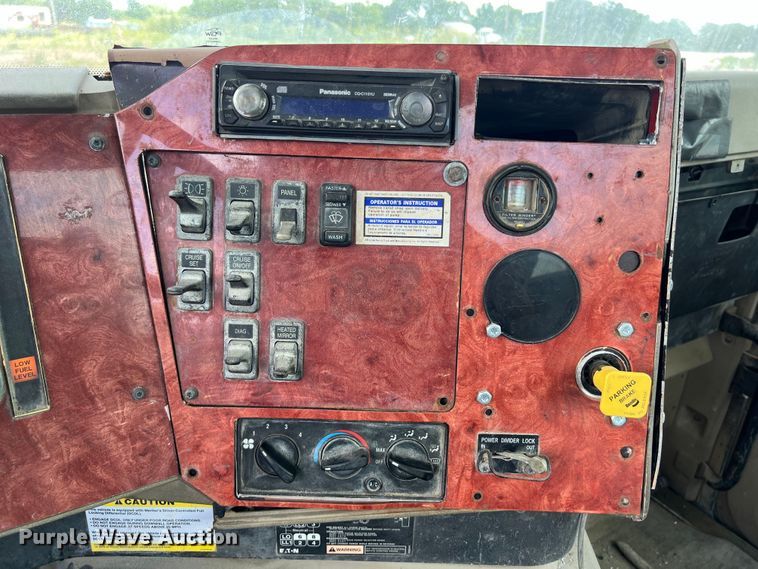 image for item LU9955 2003 International  5600i ready mix truck