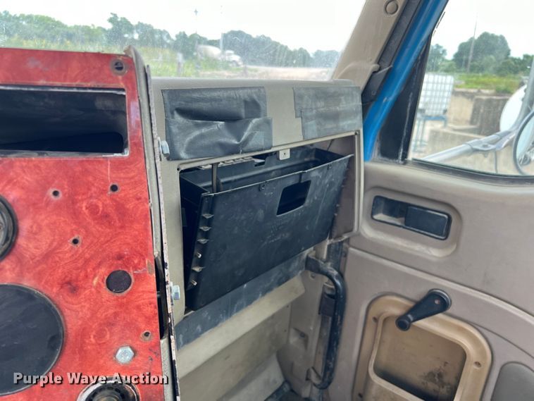 image for item LU9955 2003 International  5600i ready mix truck