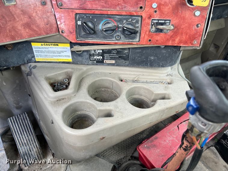 image for item LU9955 2003 International  5600i ready mix truck