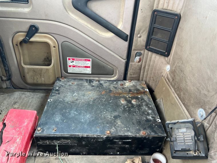 image for item LU9955 2003 International  5600i ready mix truck