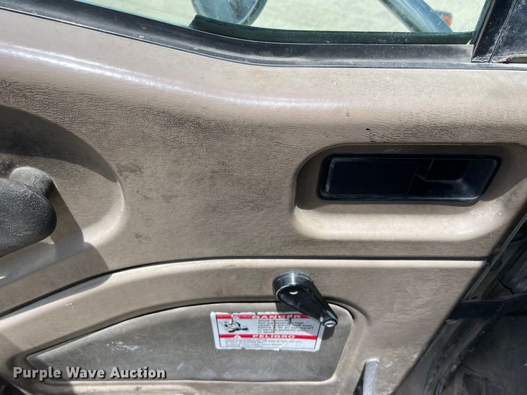 image for item LU9955 2003 International  5600i ready mix truck