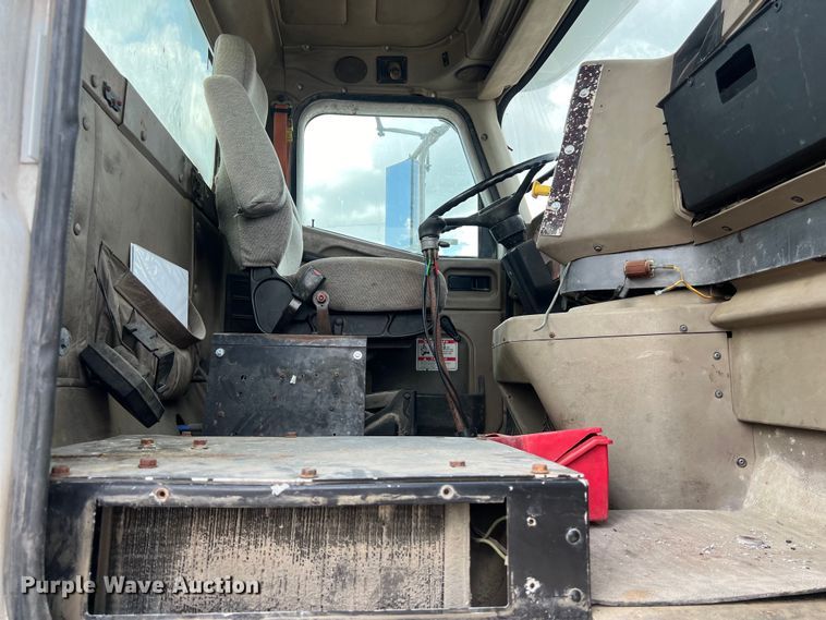 image for item LU9955 2003 International  5600i ready mix truck