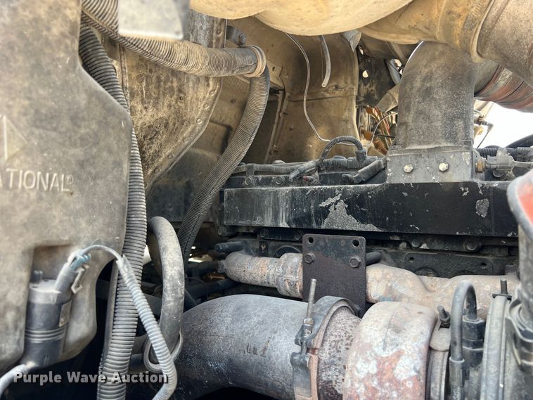 image for item LU9955 2003 International  5600i ready mix truck