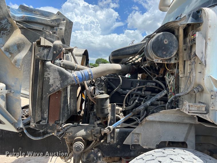 image for item LU9955 2003 International  5600i ready mix truck