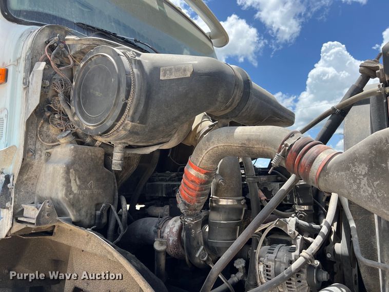 image for item LU9955 2003 International  5600i ready mix truck