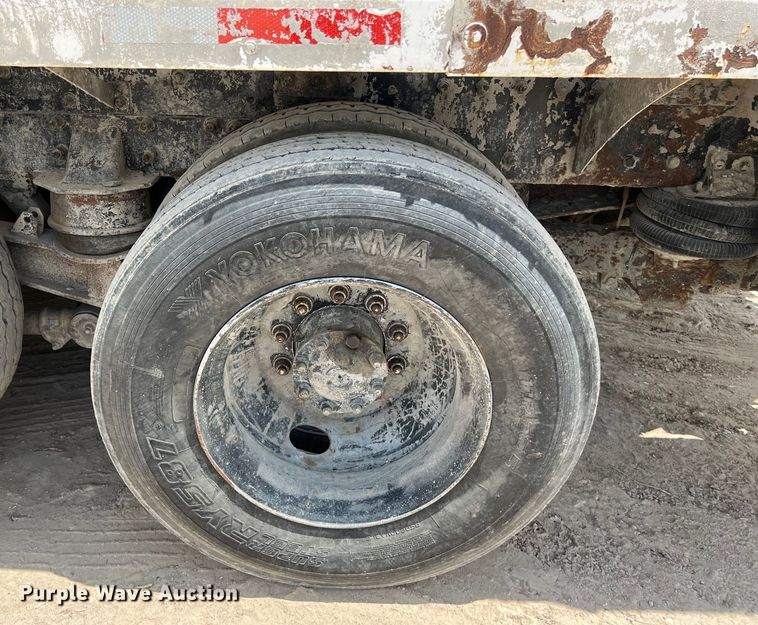 image for item LU9955 2003 International  5600i ready mix truck