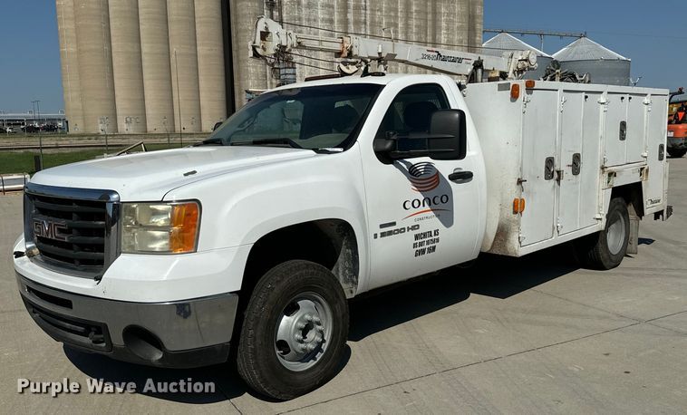 image for item MV9049 2007 GMC Sierra 3500HD utility bed pickup truck