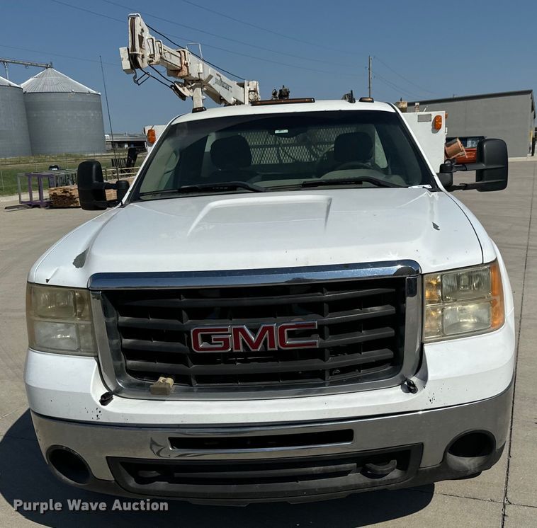 image for item MV9049 2007 GMC Sierra 3500HD utility bed pickup truck