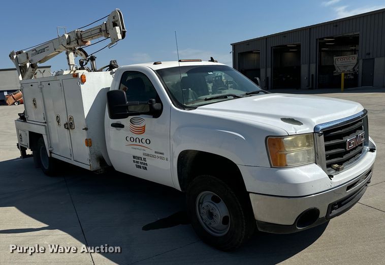 image for item MV9049 2007 GMC Sierra 3500HD utility bed pickup truck