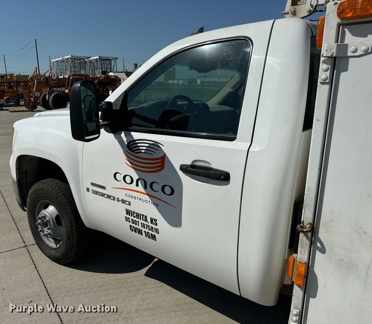 image for item MV9049 2007 GMC Sierra 3500HD utility bed pickup truck