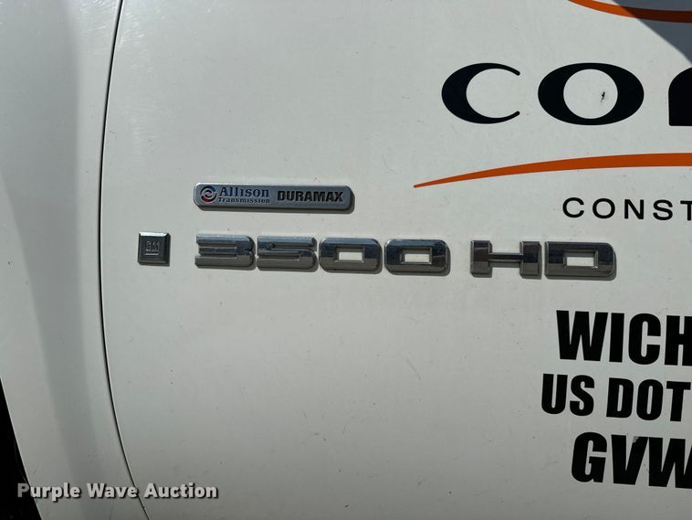 image for item MV9049 2007 GMC Sierra 3500HD utility bed pickup truck