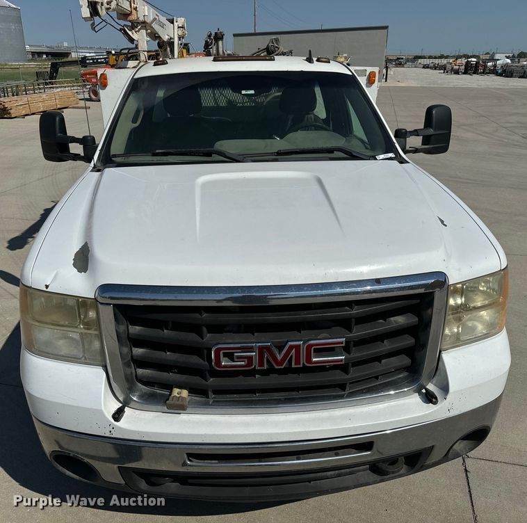 image for item MV9049 2007 GMC Sierra 3500HD utility bed pickup truck
