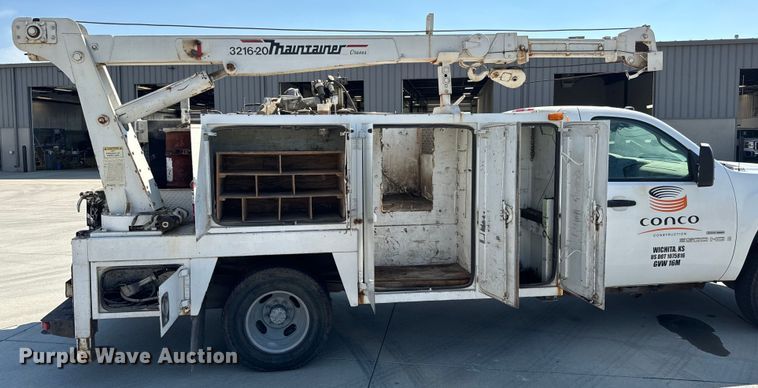 image for item MV9049 2007 GMC Sierra 3500HD utility bed pickup truck