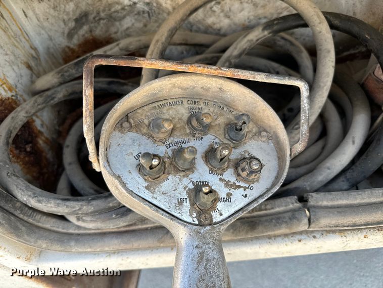 image for item MV9049 2007 GMC Sierra 3500HD utility bed pickup truck