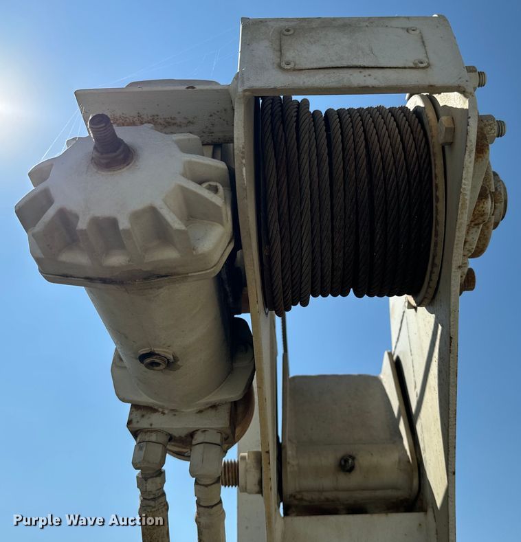 image for item MV9049 2007 GMC Sierra 3500HD utility bed pickup truck