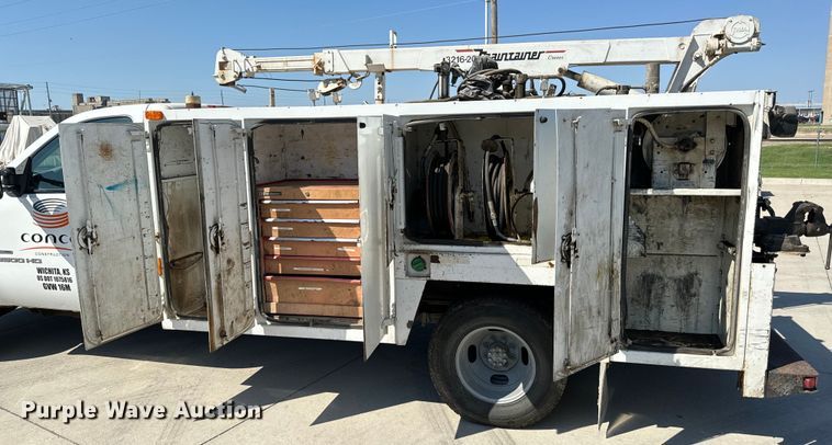 image for item MV9049 2007 GMC Sierra 3500HD utility bed pickup truck