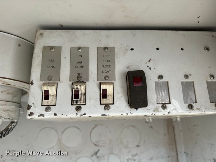 image for item MV9049 2007 GMC Sierra 3500HD utility bed pickup truck