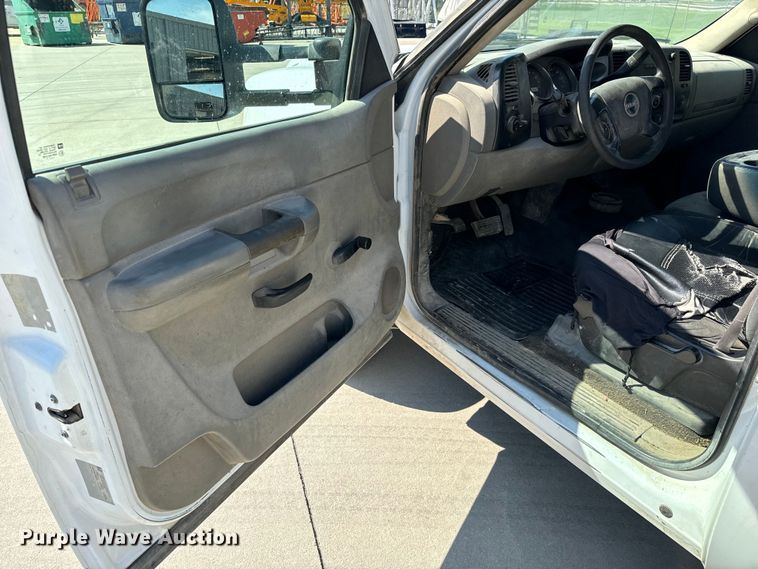 image for item MV9049 2007 GMC Sierra 3500HD utility bed pickup truck