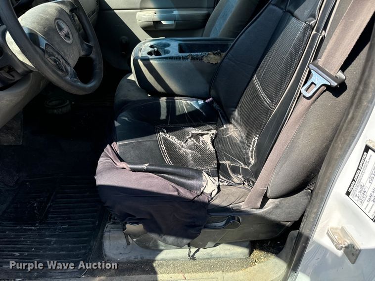 image for item MV9049 2007 GMC Sierra 3500HD utility bed pickup truck