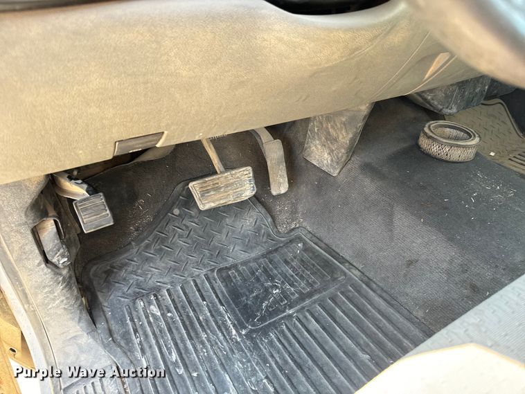 image for item MV9049 2007 GMC Sierra 3500HD utility bed pickup truck