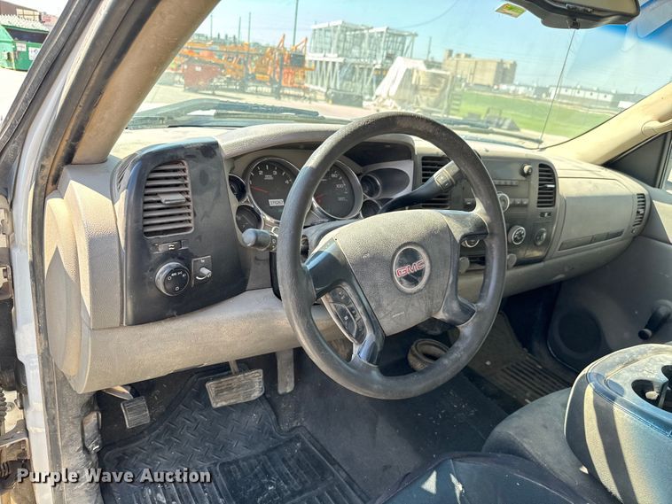 image for item MV9049 2007 GMC Sierra 3500HD utility bed pickup truck