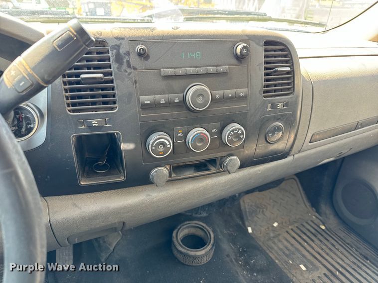 image for item MV9049 2007 GMC Sierra 3500HD utility bed pickup truck