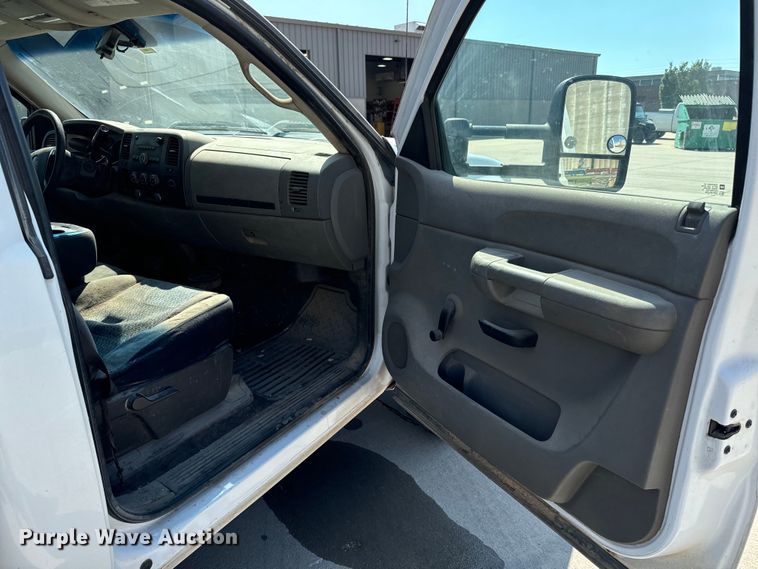 image for item MV9049 2007 GMC Sierra 3500HD utility bed pickup truck