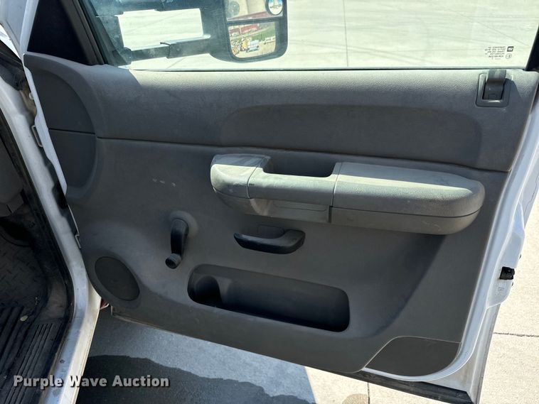 image for item MV9049 2007 GMC Sierra 3500HD utility bed pickup truck