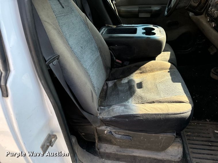 image for item MV9049 2007 GMC Sierra 3500HD utility bed pickup truck