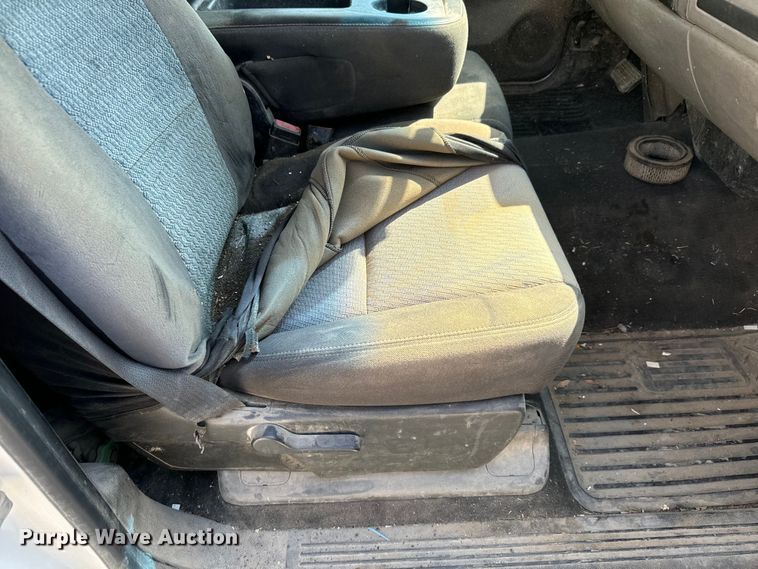 image for item MV9049 2007 GMC Sierra 3500HD utility bed pickup truck