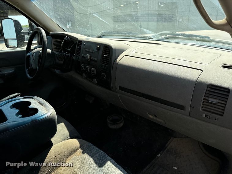 image for item MV9049 2007 GMC Sierra 3500HD utility bed pickup truck