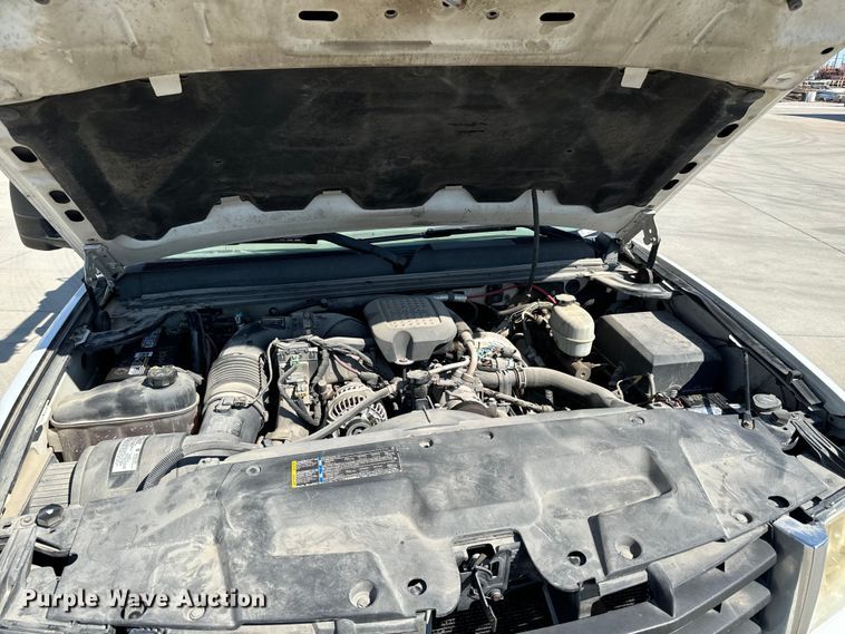 image for item MV9049 2007 GMC Sierra 3500HD utility bed pickup truck