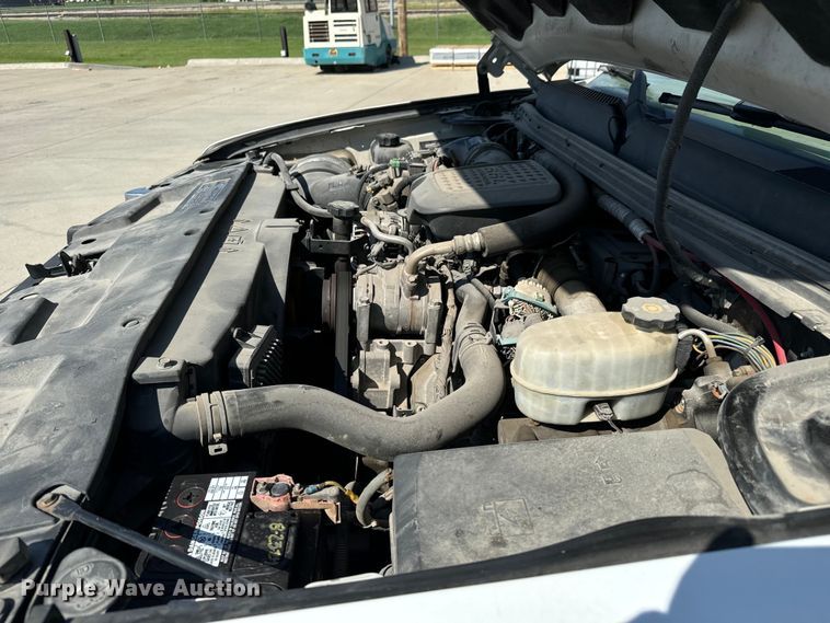 image for item MV9049 2007 GMC Sierra 3500HD utility bed pickup truck