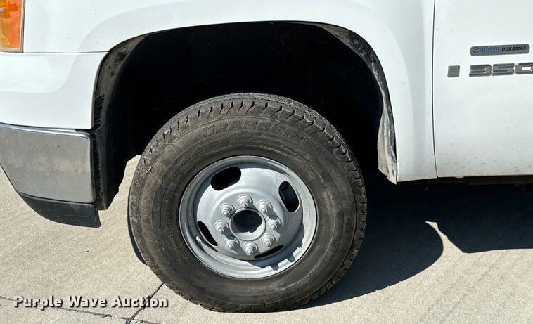 image for item MV9049 2007 GMC Sierra 3500HD utility bed pickup truck