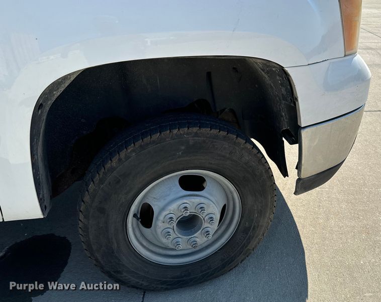 image for item MV9049 2007 GMC Sierra 3500HD utility bed pickup truck