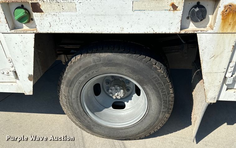 image for item MV9049 2007 GMC Sierra 3500HD utility bed pickup truck