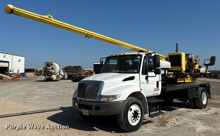 image for item NQ9723 2005 International 4200 drilling rig truck