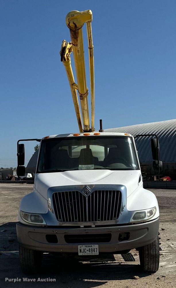 image for item NQ9723 2005 International 4200 drilling rig truck