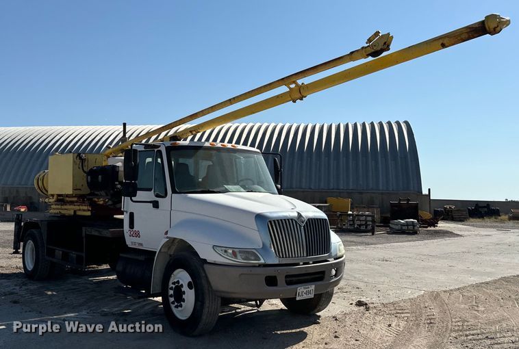 image for item NQ9723 2005 International 4200 drilling rig truck