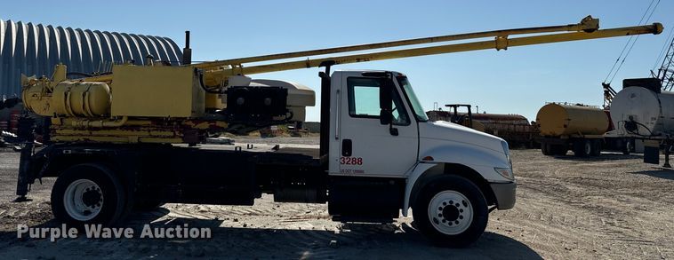 image for item NQ9723 2005 International 4200 drilling rig truck