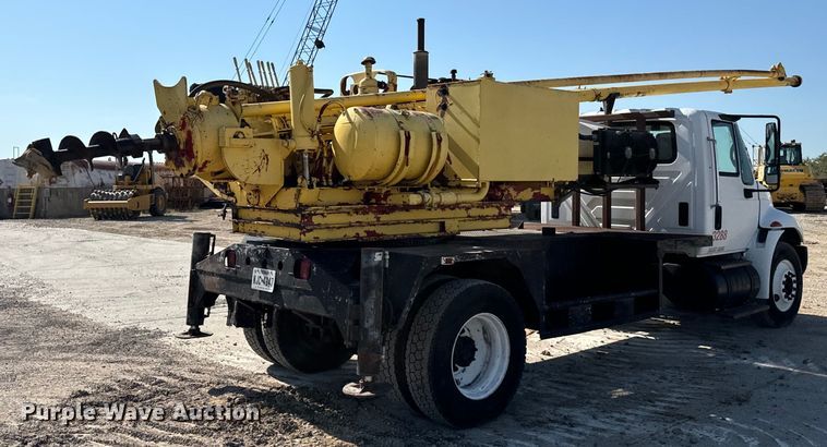 image for item NQ9723 2005 International 4200 drilling rig truck