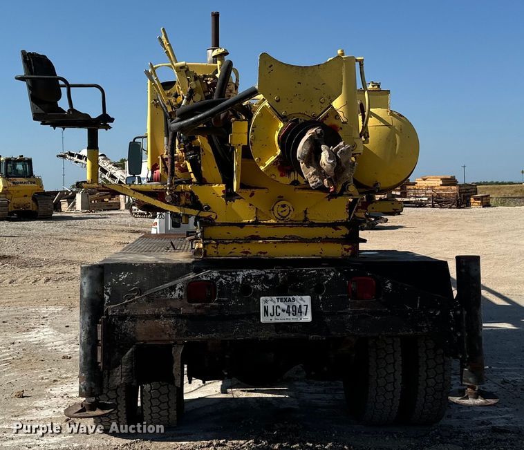 image for item NQ9723 2005 International 4200 drilling rig truck