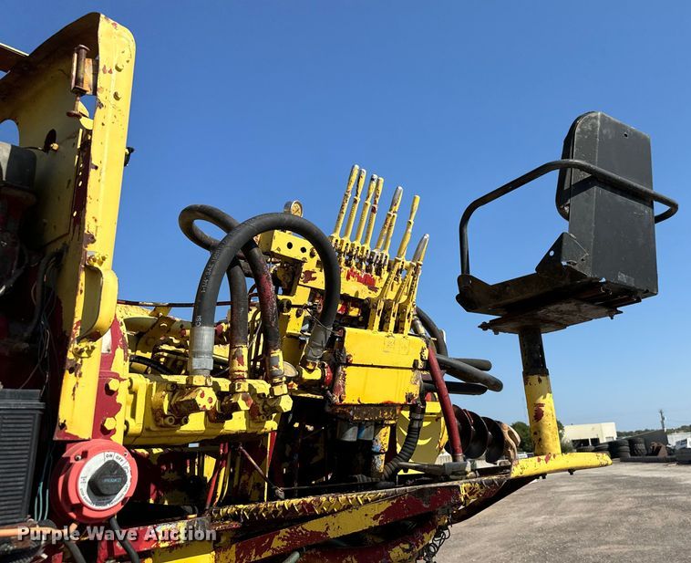 image for item NQ9723 2005 International 4200 drilling rig truck